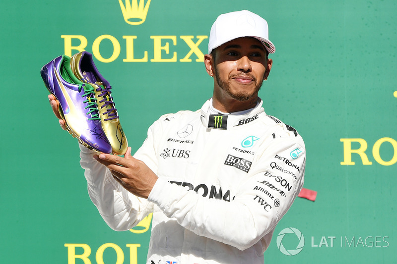 Il vincitore della gara Lewis Hamilton, Mercedes AMG F1 festeggia sul podio con le scarpe da corsa di Usain Bolt