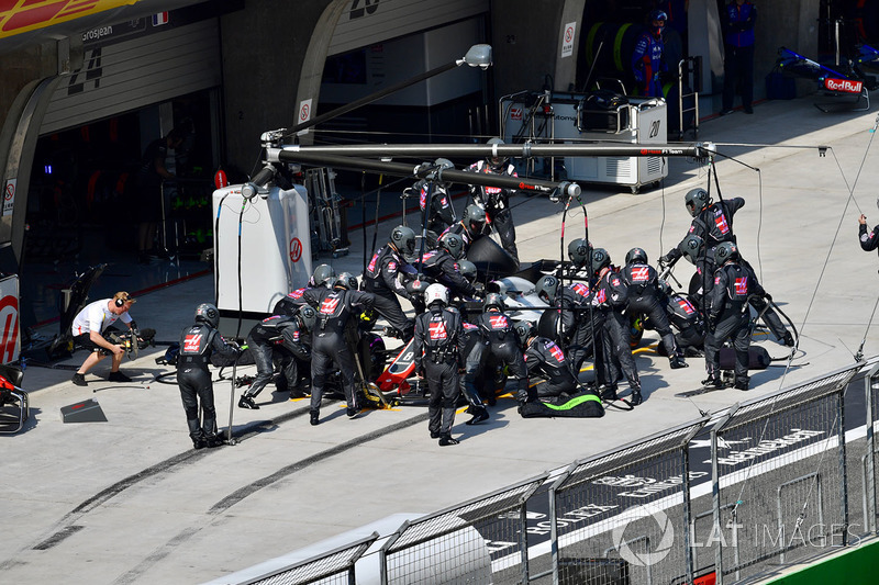 Romain Grosjean, Haas F1 Team VF-18 pit stop