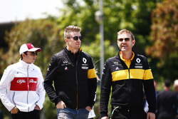 Nico Hulkenberg, Renault Sport F1 Team, marche devant Charles Leclerc, Sauber