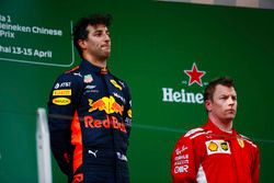 Le vainqueur Daniel Ricciardo, Red Bull Racing, le deuxième, Kimi Raikkonen, Ferrari