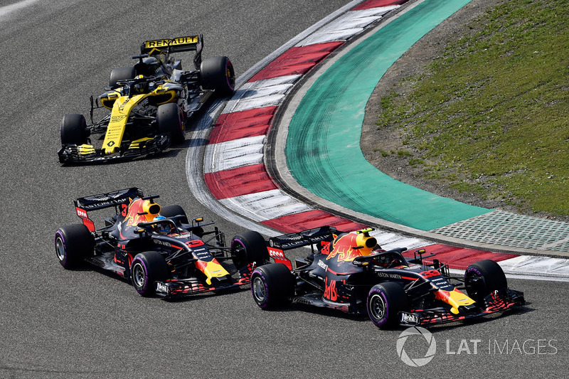 Max Verstappen, Red Bull Racing RB14 voor Daniel Ricciardo, Red Bull Racing RB14 en Nico Hulkenberg, Renault Sport F1 Team R.S. 18