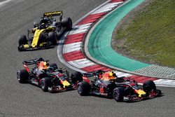 Max Verstappen, Red Bull Racing RB14 lidera a Daniel Ricciardo, Red Bull Racing RB14 y Nico Hulkenberg, Renault Sport F1 Team R.S. 18