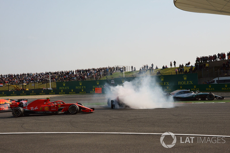 Kimi Raikkonen, Ferrari SF71H y Lewis Hamilton, Mercedes-AMG F1 W09 EQ Power esquivan el contacto entre Max Verstappen, Red Bull Racing RB14 y Sebastian Vettel, Ferrari SF71H