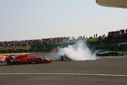 Sebastian Vettel, Ferrari SF71H trompea tras su toque con Max Verstappen, Red Bull Racing RB14 y Kimi Raikkonen y Lewis Hamilton les pasan