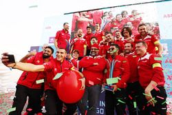 Ganador de la carrera Felix Rosenqvist, Mahindra Racing, Dilbagh Gill, CEO, director del equipo Mahi
