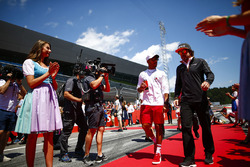 Grid kızları, Lewis Hamilton, Mercedes AMG F1, ve Fernando Alonso, McLaren, pass