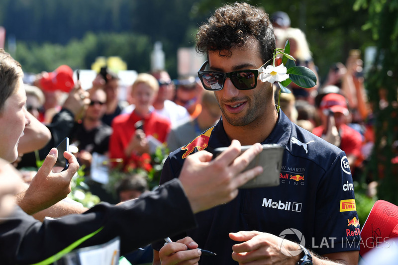 Daniel Ricciardo, Red Bull Racing signs autographs for the fans