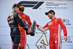 Max Verstappen, Red Bull Racing, Sebastian Vettel, Ferrari en Kimi Raikkonen, Ferrari op het podium