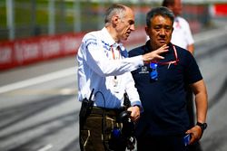 Franz Tost, Team Principal, Toro Rosso, and Masashi Yamamoto, General Manager, Honda Motorsport, on the grid