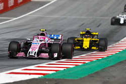 Esteban Ocon, Force India VJM11, Carlos Sainz Jr., Renault Sport F1 Team R.S. 18