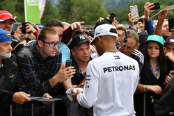 Lewis Hamilton, Mercedes-AMG F1, firma autografi ai tifosi