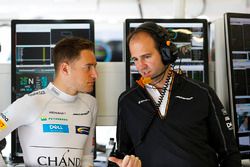 Stoffel Vandoorne, McLaren, met Tom Stallard, Race Engineer, McLaren