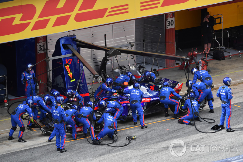 Brendon Hartley, Scuderia Toro Rosso STR13 pit stop