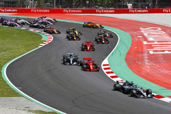 Старт гонки: Льюис Хэмилтон и Валттери Боттас, Mercedes AMG F1 W09, Себастьян Феттель, Ferrari SF71H, Валттери Боттас, Mercedes AMG F1 W09, Кими Райкконен, Ferrari SF71H, и Макс Ферстаппен, Red Bull Racing RB14