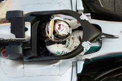 Lewis Hamilton, Mercedes AMG F1, sube a su coche