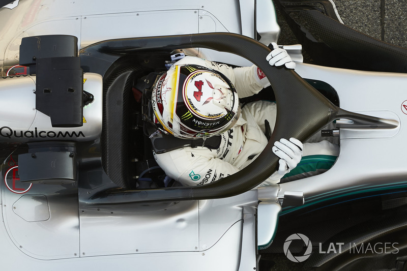 Lewis Hamilton, Mercedes AMG F1, sube a su coche