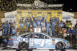Race winner Kevin Harvick, Stewart-Haas Racing, Ford Fusion Busch Light
