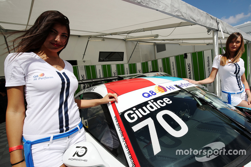 Grid girl con la Guest Car