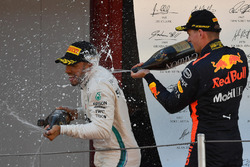 Lewis Hamilton, Mercedes-AMG F1 e Max Verstappen, Red Bull Racing, festeggiano sul podio con lo champagne