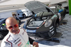 La Porsche 911 GT3 Cup di Federico Reggiani, Dinamic Motorsport, in riparazione