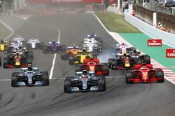 Inicio: Lewis Hamilton, Mercedes AMG F1 W09, lidera Valtteri Bottas, Mercedes AMG F1 W09, Sebastian Vettel, Ferrari SF71H, Kimi Raikkonen, Ferrari SF71H, Max Verstappen, Red Bull Racing RB14 y el resto del grupo