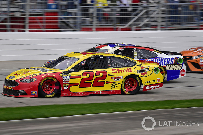 Joey Logano, Team Penske, Shell Pennzoil Ford Fusion and Kyle Busch, Joe Gibbs Racing, Snickers Almond Toyota Camry