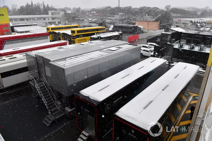Des camions dans le paddock alors que la neige interrompt les essais
