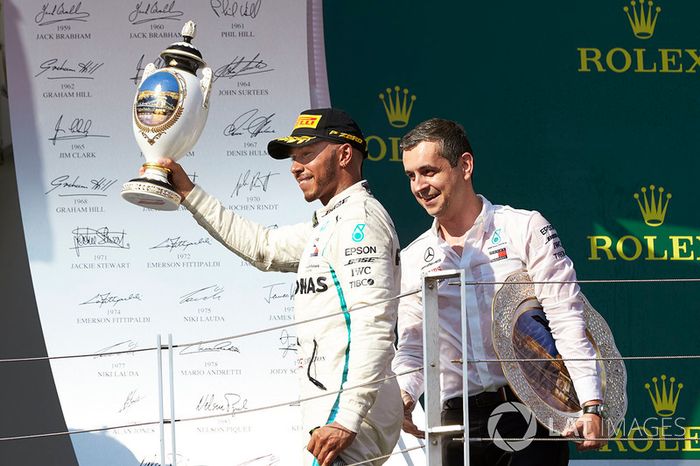 El delegado del trofeo Mercedes Constructors y Lewis Hamilton, Mercedes AMG F1, 1 ° puesto, en el podio