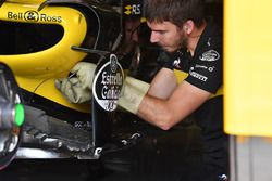 Un mécanicien travaille sur la Renault Sport F1 Team R.S. 18