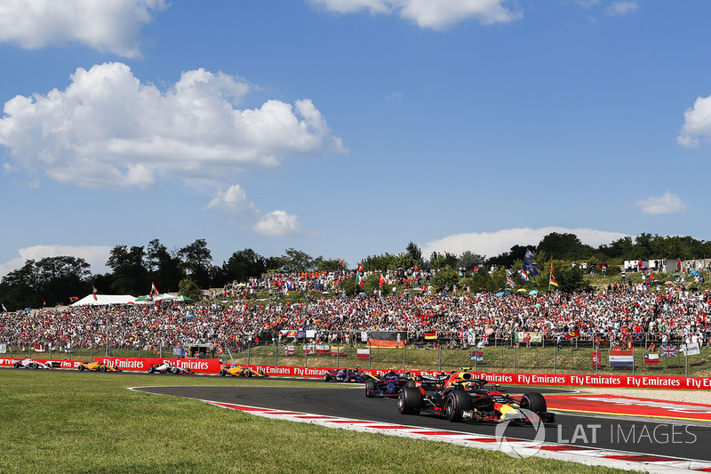 Max Verstappen, Red Bull Racing RB14, Pierre Gasly, Toro Rosso STR13, y Carlos Sainz Jr., Renault Sport F1 Team R.S. 18