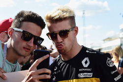 Nico Hulkenberg, Renault Sport F1 Team fans selfie