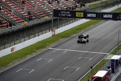 Pierre Gasly, Scuderia Toro Rosso STR13 ve Max Verstappen, Red Bull Racing RB14