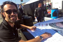 Dario Franchitti firma cartel de Justin Wilson