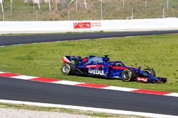 Brendon Hartley, Scuderia Toro Rosso STR13, comes off track