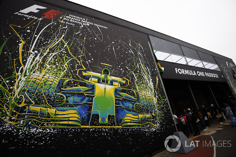 Assim era a entrada do paddock em Interlagos.