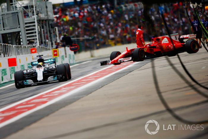 Lewis Hamilton, Mercedes AMG F1 W08, Sebastian Vettel, Ferrari SF70H, en pit lane
