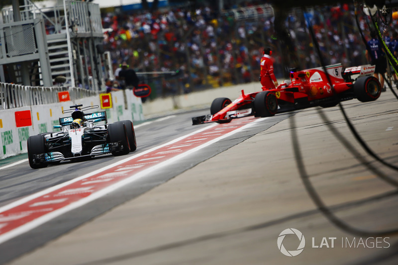 Lewis Hamilton, Mercedes AMG F1 W08, Sebastian Vettel, Ferrari SF70H
