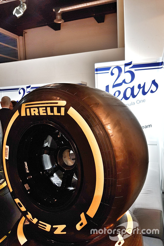 Il Sauber F1 Team al salone Auto Zürich il primo novembre, pneumatico Pirelli