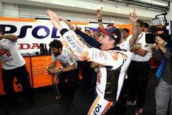 Campeón del mundo Marc Márquez, Repsol Honda Team celebra con el equipo