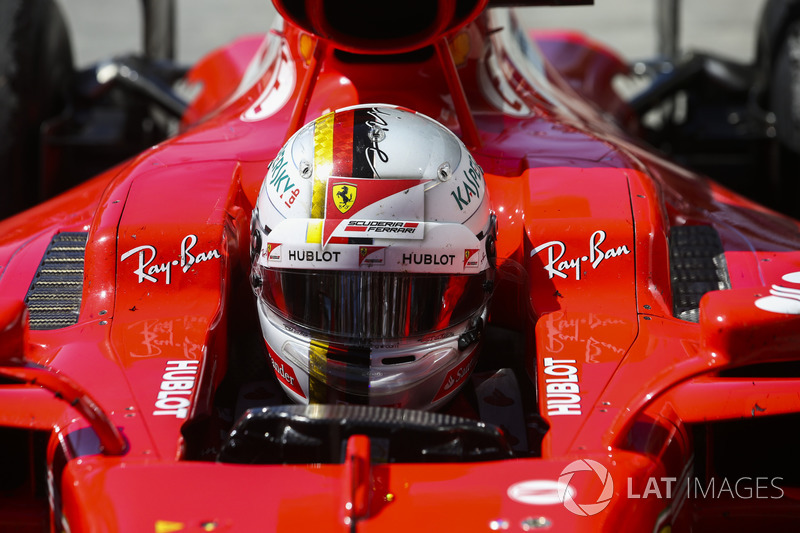 Le vainqueur Sebastian Vettel, Ferrari, sort de sa voiture dans le Parc Fermé