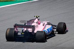 Esteban Ocon, Sahara Force India F1 VJM10 tries to get back to the pits after a crash
