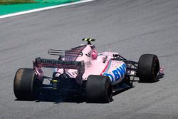 Esteban Ocon, Sahara Force India F1 VJM10 essaie de revenir au stand après son accident