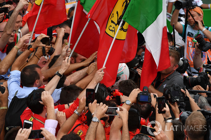 Yarış galibi Sebastian Vettel, Ferrari, parc ferme