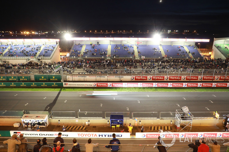 Front straight atmosphere