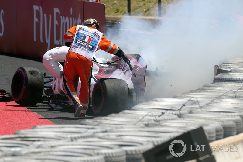 Авария и пожар: Маркус Эрикссон, Alfa Romeo Sauber C37