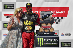 1. Martin Truex Jr., Furniture Row Racing, Toyota Camry, mit Freundin Sherry Pollex