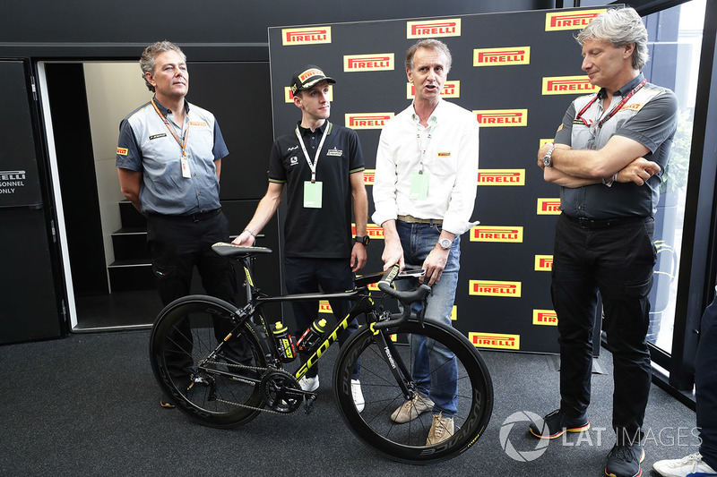 Mario Isola, directeur de la compétition de Pirelli et le coureur cycliste Simon Yates (Michelton-Scott)
