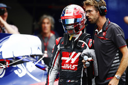 Romain Grosjean, Haas F1 Team, walks back into the pits after a crash