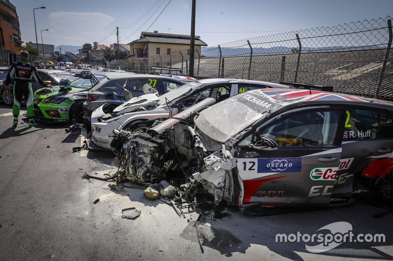 La voiture de Rob Huff, Sébastien Loeb Racing Volkswagen Golf GTI TCR, après le crash