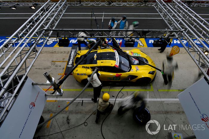 #63 Corvette Racing Chevrolet Corvette C7.R: Jan Magnussen, Antonio Garcia, Mike Rockenfeller, pit stop
